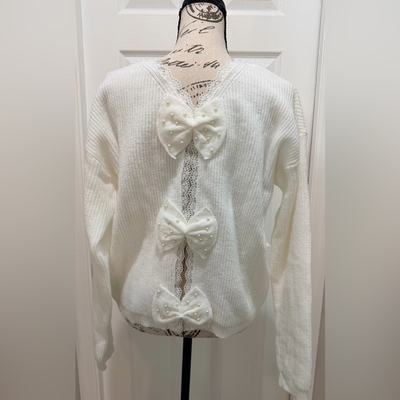 Cream V-Neck Sweater with Lace and Bow Details NEW - Picture 3 of 5